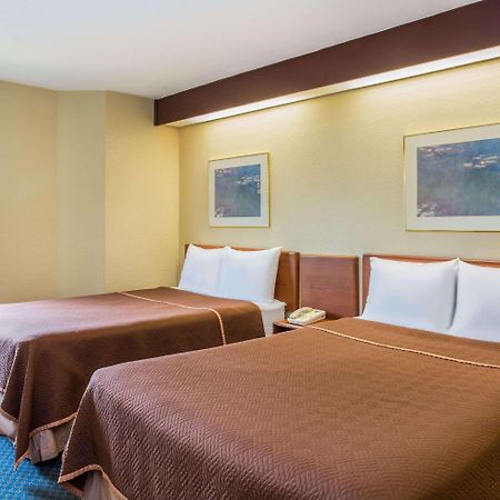 Travelodge By Wyndham Fort Myers Airport Екстер'єр фото