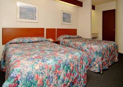 Travelodge By Wyndham Fort Myers Airport Екстер'єр фото