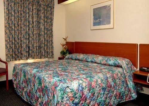 Travelodge By Wyndham Fort Myers Airport Екстер'єр фото