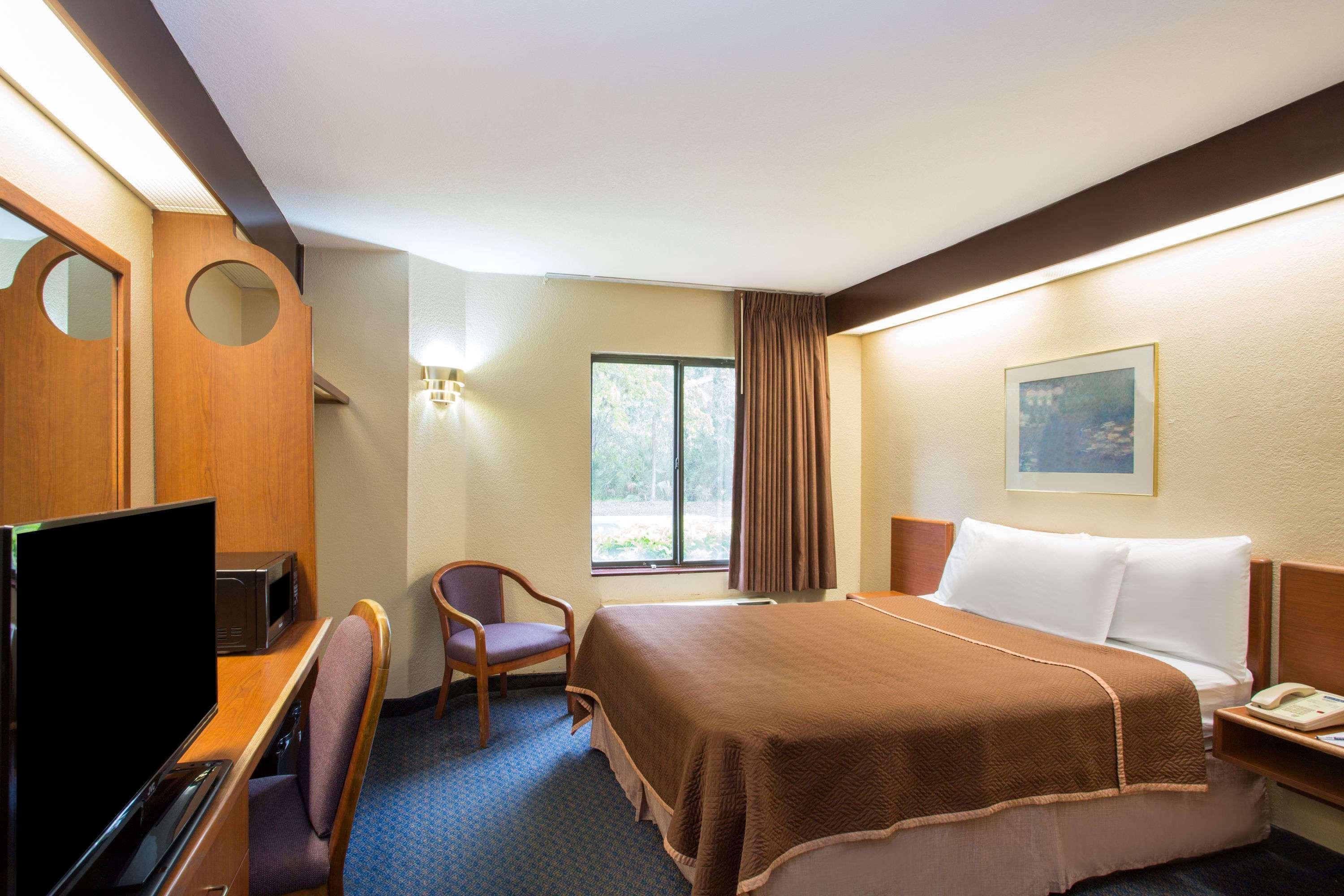 Travelodge By Wyndham Fort Myers Airport Екстер'єр фото