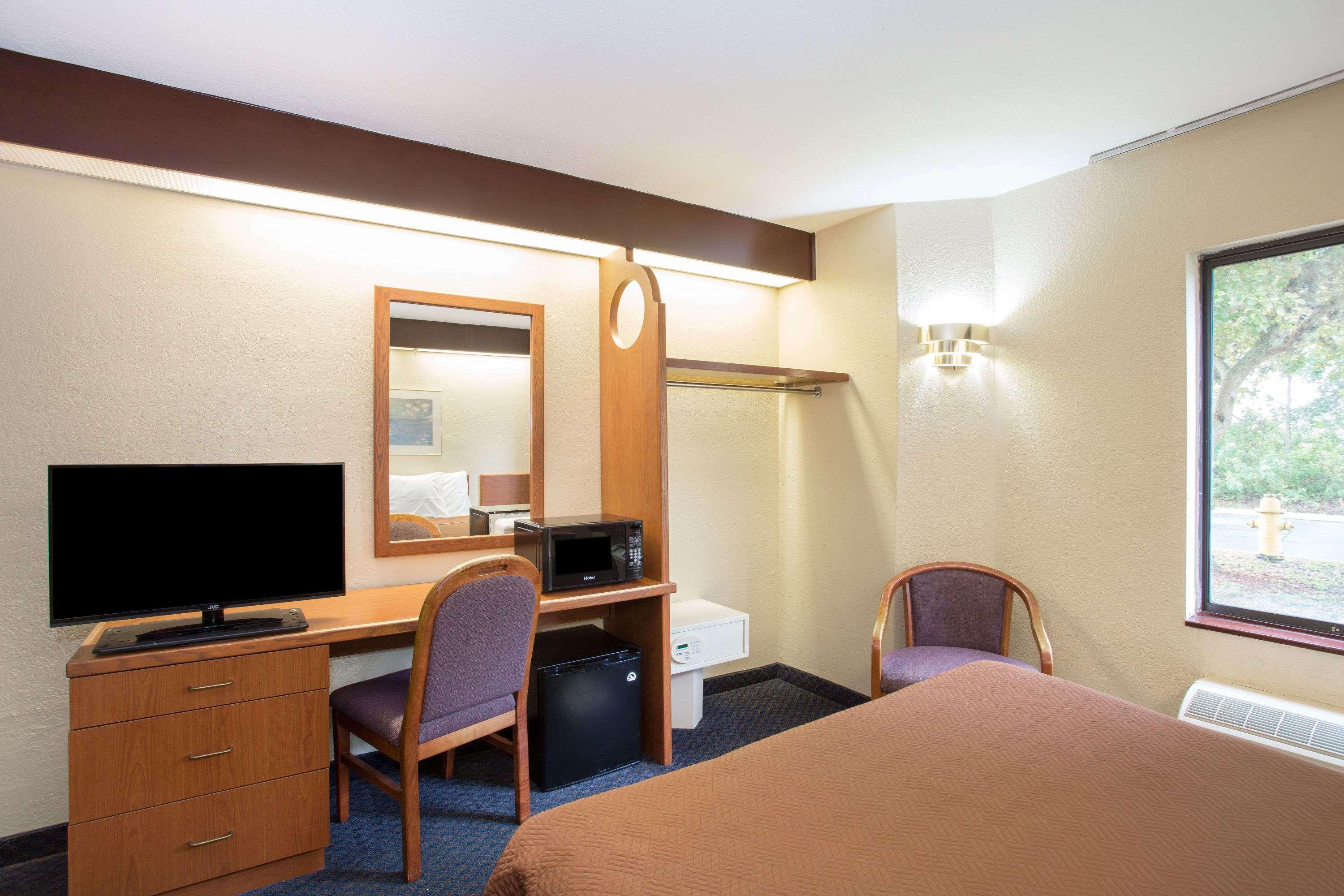 Travelodge By Wyndham Fort Myers Airport Екстер'єр фото