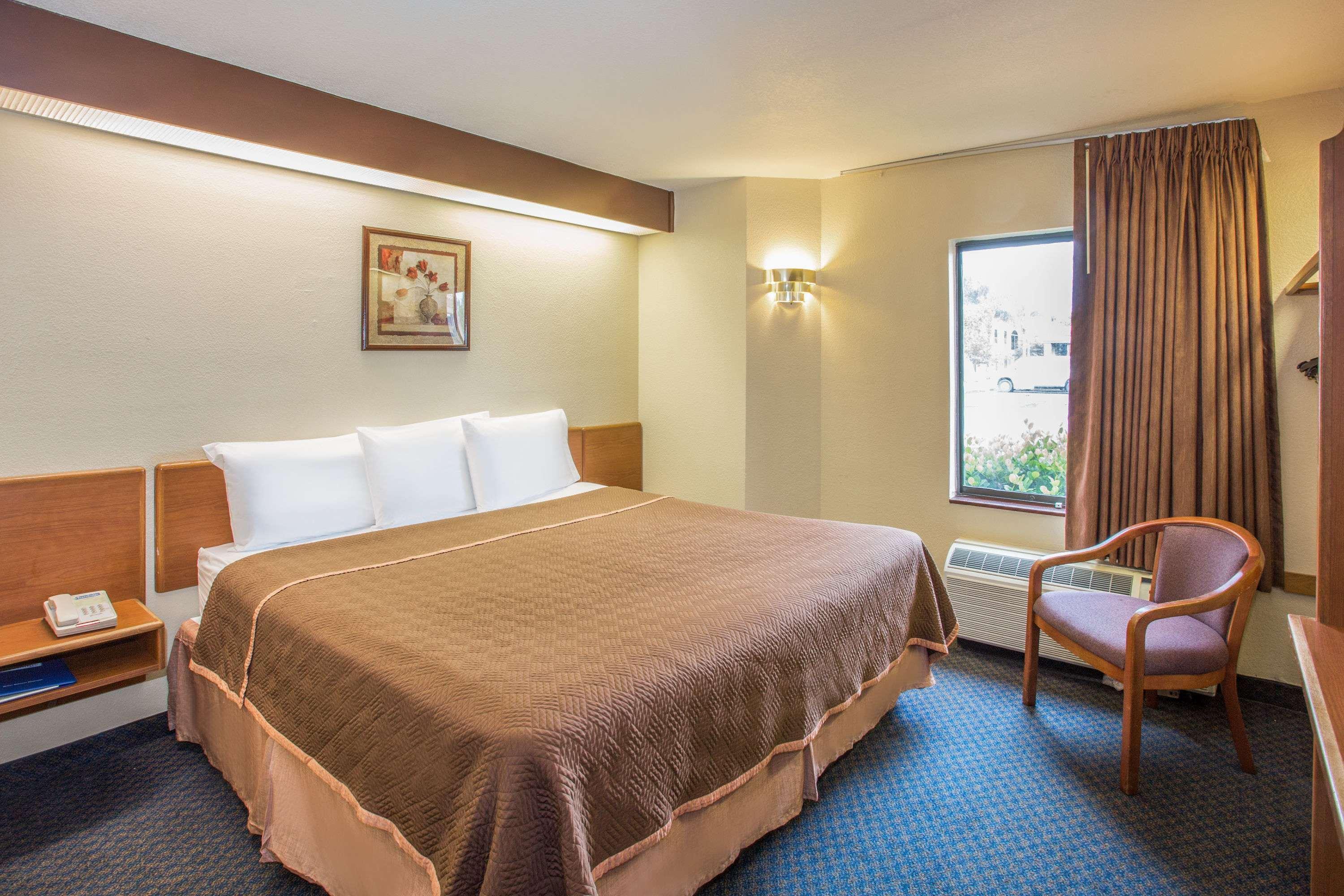 Travelodge By Wyndham Fort Myers Airport Екстер'єр фото