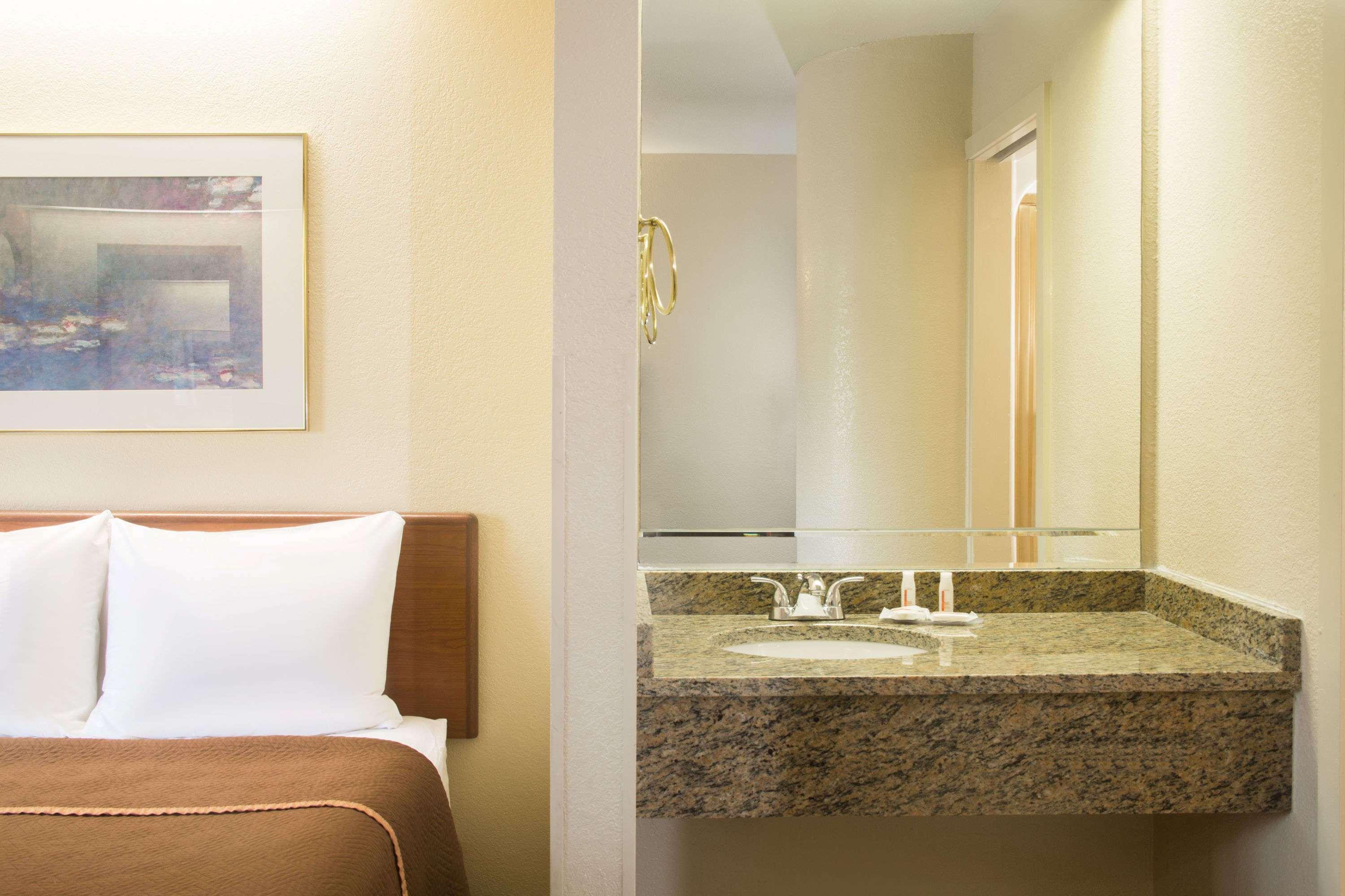 Travelodge By Wyndham Fort Myers Airport Екстер'єр фото