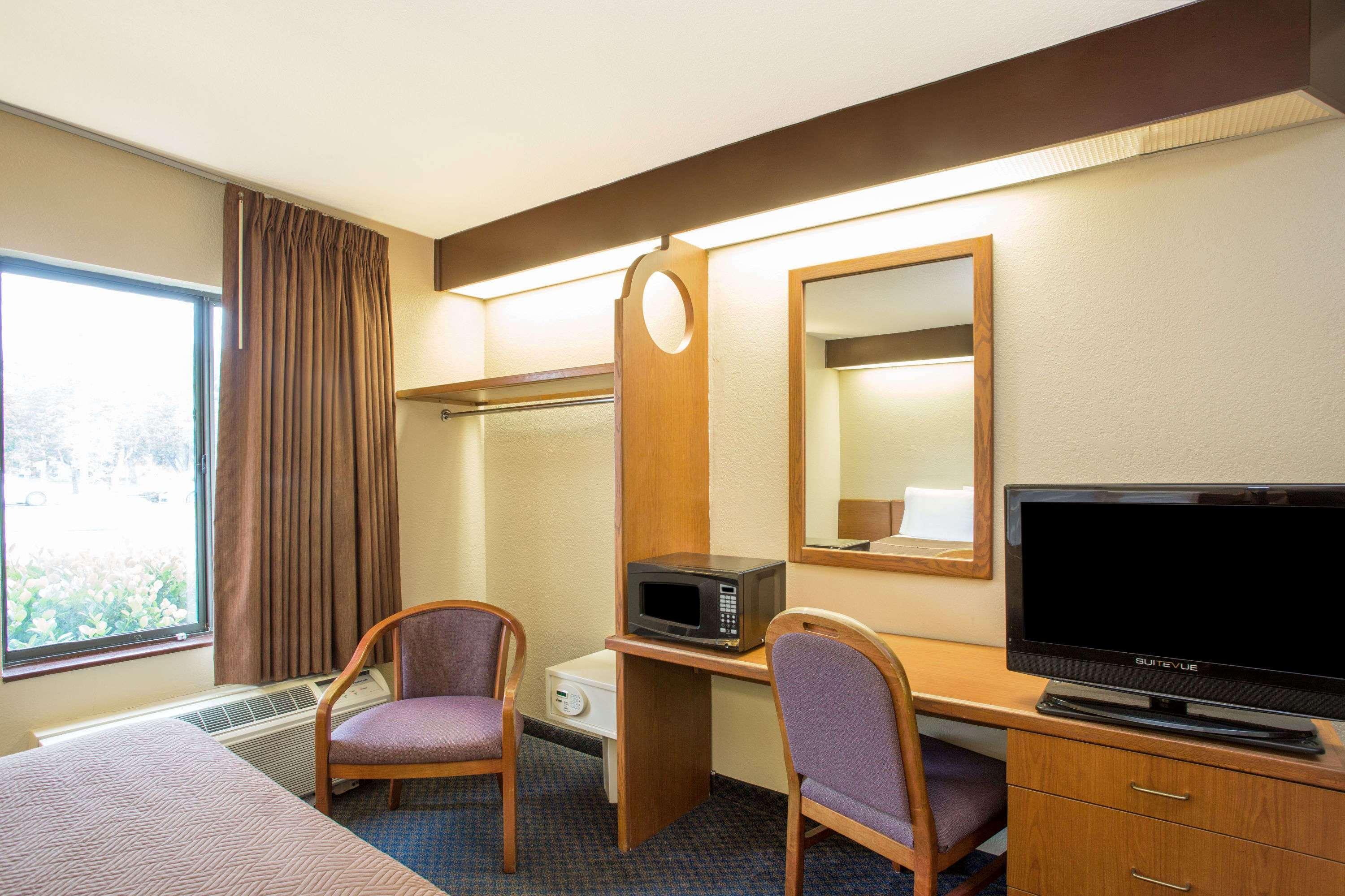 Travelodge By Wyndham Fort Myers Airport Екстер'єр фото