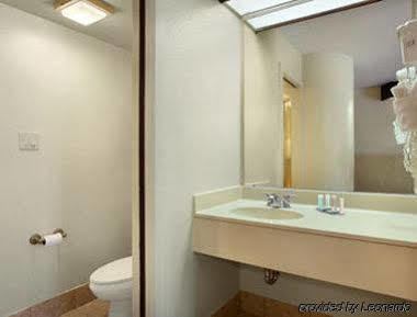 Travelodge By Wyndham Fort Myers Airport Екстер'єр фото