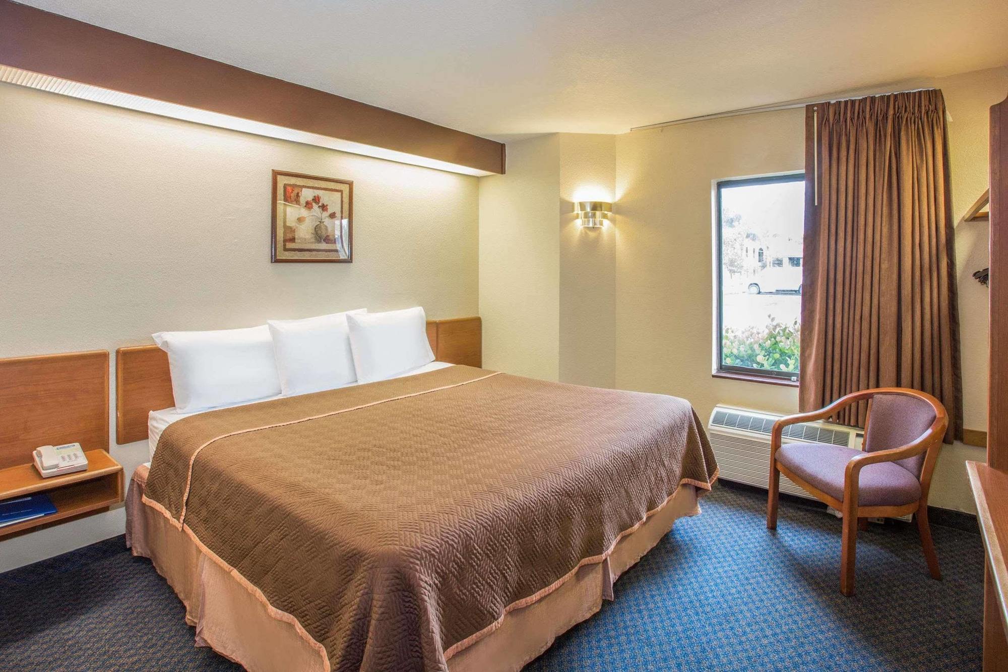 Travelodge By Wyndham Fort Myers Airport Екстер'єр фото